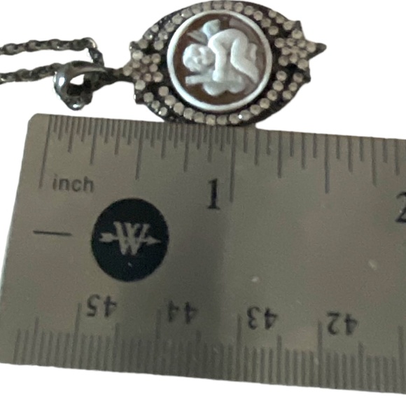 Rarities "Little Angel" Carved Sardonyx Shell Cameo Pendant with 16"- 18" Chain - Picture 4 of 8